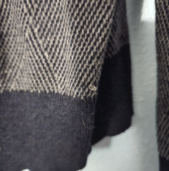 Banana Republic Factory - Lightweight Long-Sleeved Men's Sweater - Medium - Picture 6 of 6